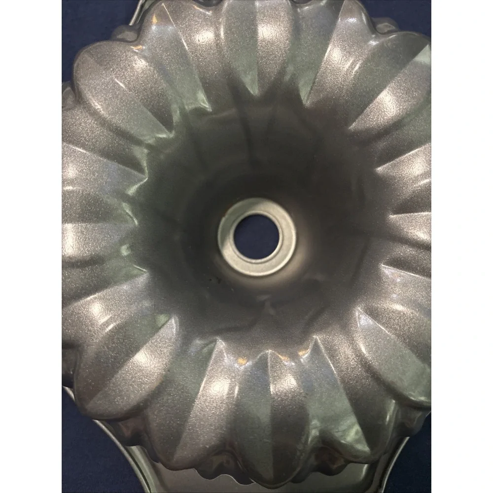 Wilton 9.75 x 3.38in Sunflower Fluted Cake Pan Non Stick Wilton Durability EUC